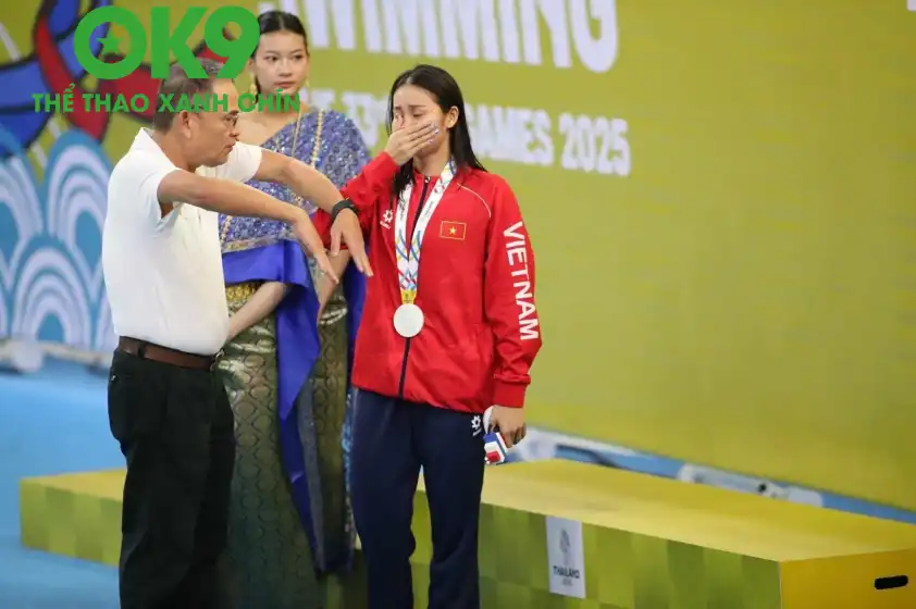 Mỹ Tiên khóc nức nở sau khi ông Hùng thực hiện một kỹ thuật bơi lội